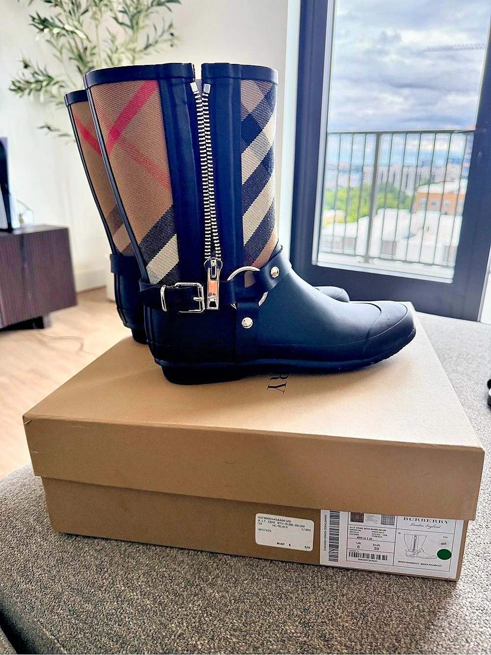 Burberry Zane Vintage Check Rain Boots in Black & Beige - Picture 3 of 5